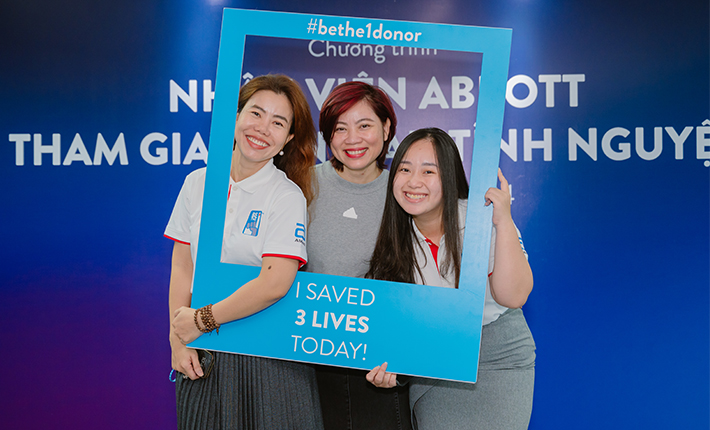 Nhân viên Abbott tại Việt Nam hào hứng tham gia hiến máu tình nguyện.